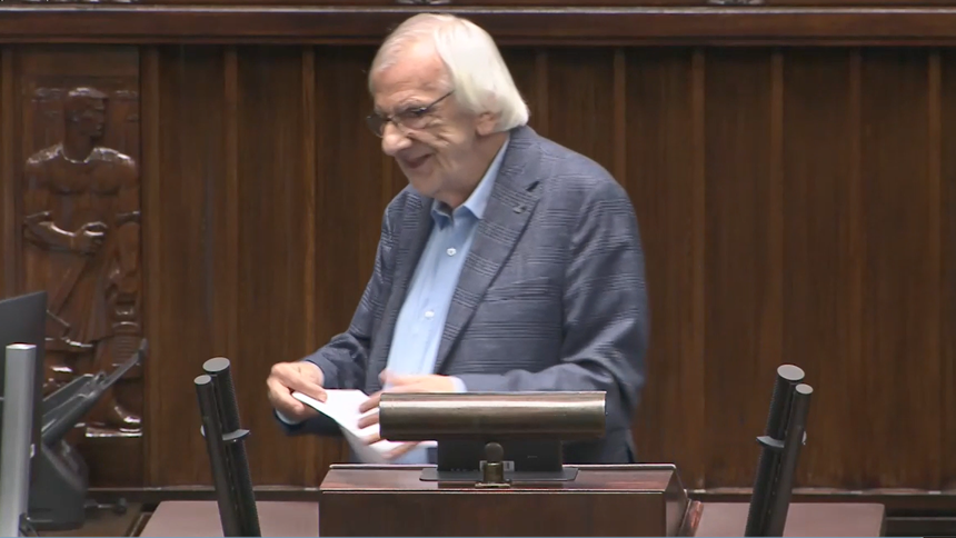 Ryszard Terlecki uśmiecha się pod nosem po wygłoszeniu przeprosin