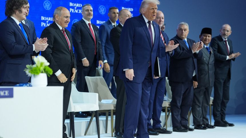 Donald Trump i przywódcy krajów założycieli Rady Pokoju w Davos