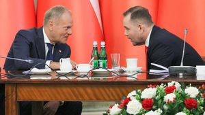 Donald Tusk i Karol Nawrocki podczas posiedzenia Rady Gabinetowej