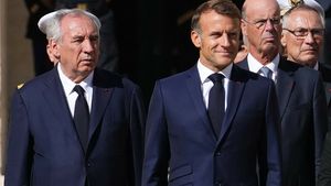 Premier Francji Francois Bayrou i prezydent Emmanuel Macron