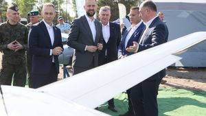 Cezary Tomczyk, Władysław Kosiniak-Kamysz, Paweł Bejda na wystawie produktów polskich producentów bezzałogowych systemów uzbrojenia