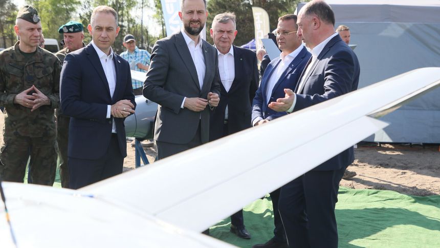 Cezary Tomczyk, Władysław Kosiniak-Kamysz, Paweł Bejda na wystawie produktów polskich producentów bezzałogowych systemów uzbrojenia