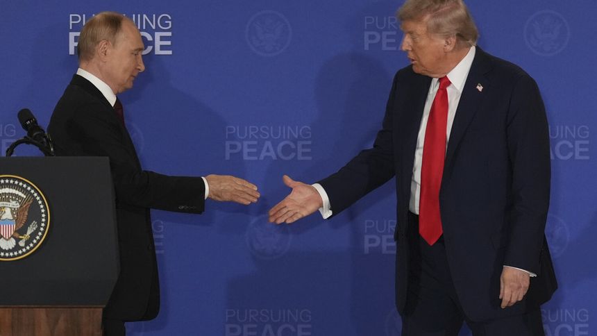 Władimir Putin i Donald Trump podczas spotkania na Alasce w sierpniu br.