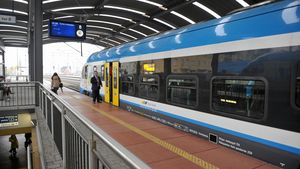 Pociąg Kolei Śląskich na stacji Katowice (zdjęcie ilustracyjne)