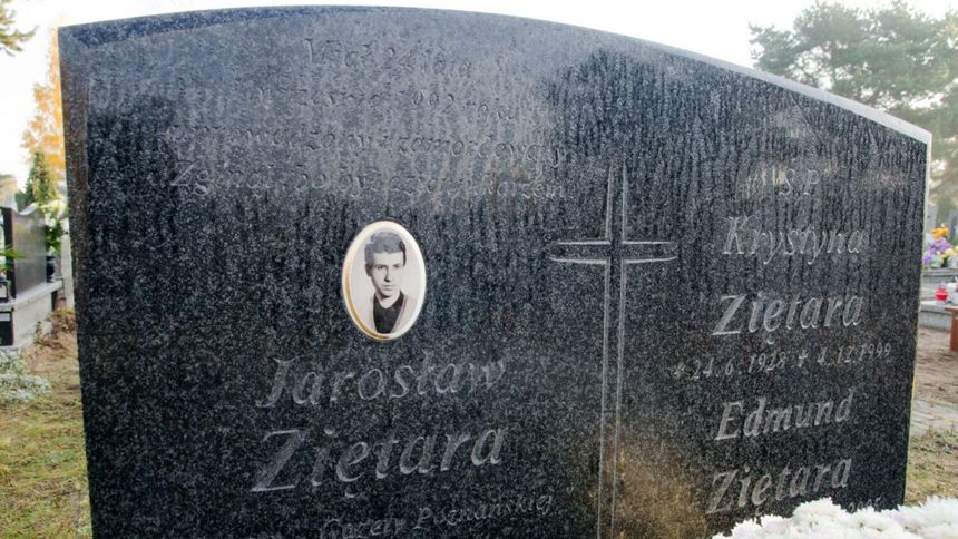 Symboliczna mogiła Jarosława Ziętary 