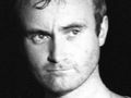 Phil Collins. Zdjęcie czarno-białe, przedstawia mężczyznę z intensywnym wyrazem twarzy.