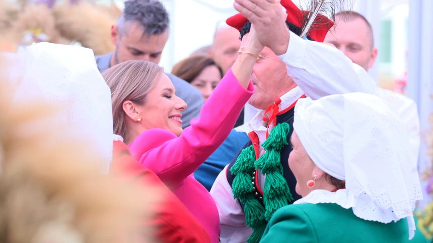 Marta Nawrocka podczas konkursu na najładniejszy wieniec dożynkowy