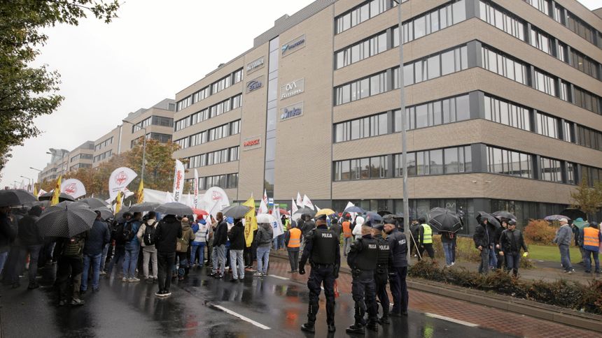 08.10.2025 Poznań. Protest związkowców pod siedziba państwowego koncernu energetycznego Enea