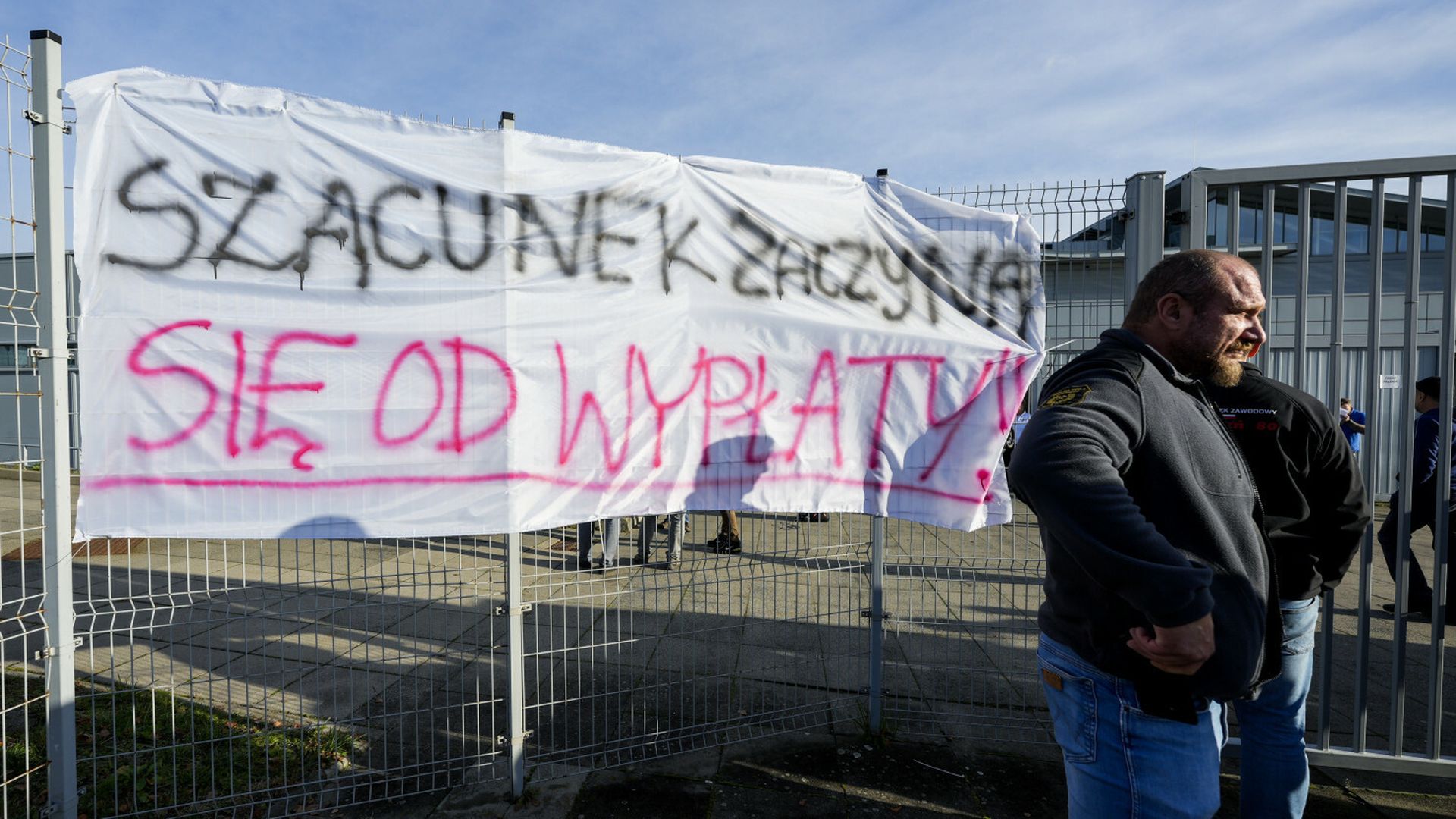 "Zaczyna brakować na życie". Pracownicy strajkują w trzech miastach