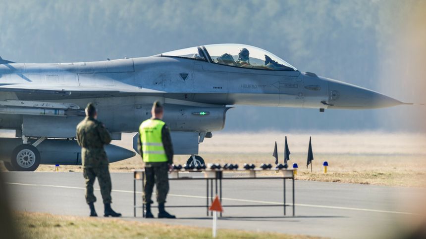 F16