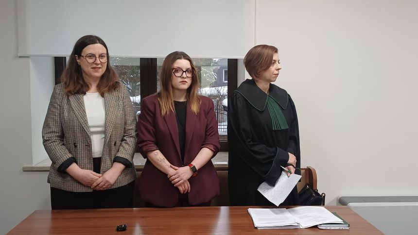 Alicja i Jola, które walczą o transkrypcję aktu małżeństwa 