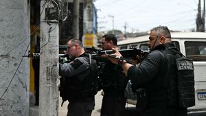 Policjanci podczas akcji w faweli Vila Cruzeiro 