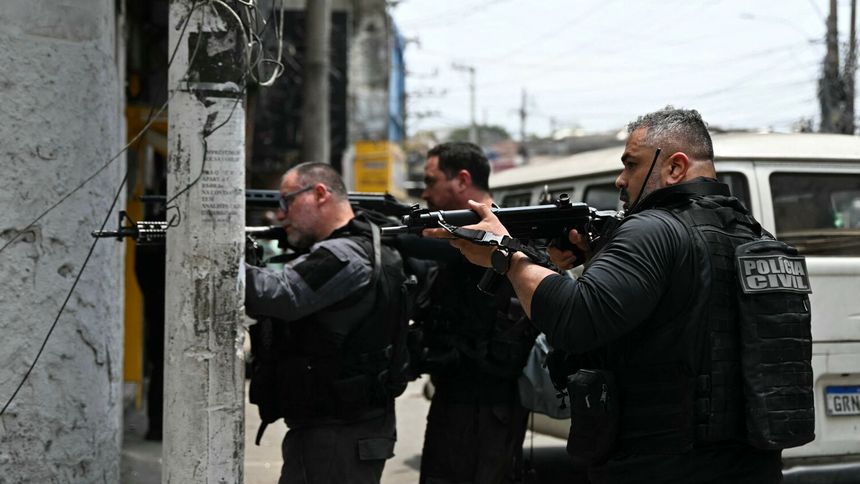 Policjanci podczas akcji w faweli Vila Cruzeiro 