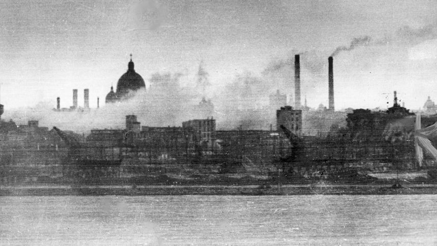 Wrzesień 1941 rok. Leningrad. Płonące budynki przemysłowe nad Newą