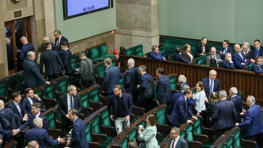 Posłowie PiS opuszczają salę