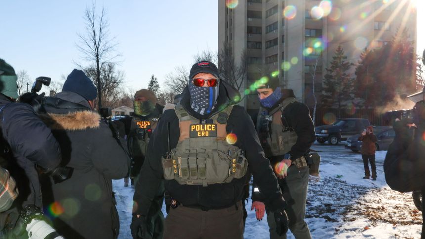 Akcja zatrzymania mężczyzny przeprowadzona przez ICE oraz Board Patrol w St. Paul w stanie Minnesota, 27 stycznia 2026 roku