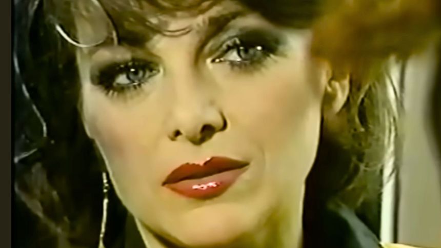 Zbliżenie na twarz kobiety z mocnym makijażem i urodą klasyczną.