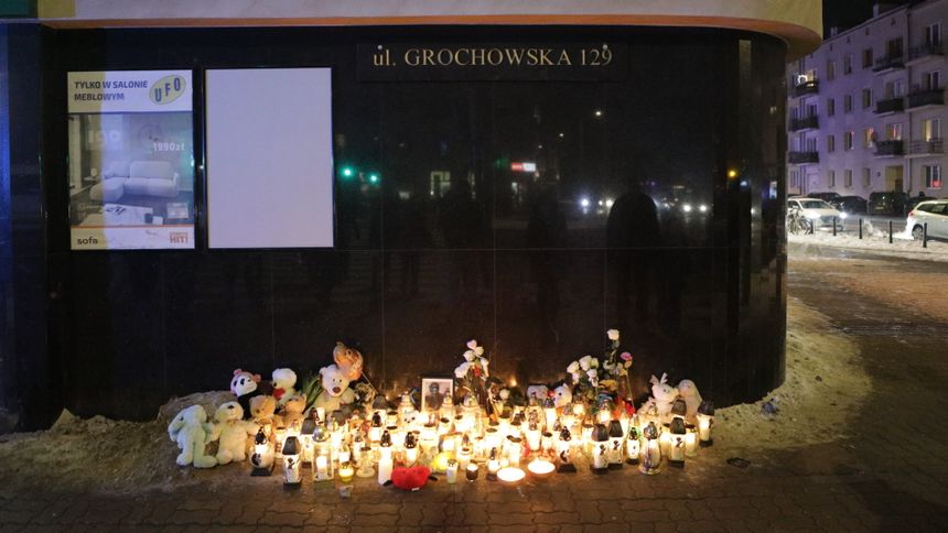 Ul. Grochowska 129 w Warszawie. Zapalone znicze w miejscu tragicznej śmierci 6-latka