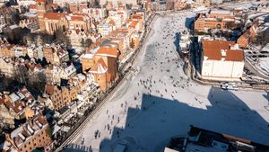 01.02.2026, Gdańsk. Zamarznięta rzeka Motława. Tłumy spacerowiczów.