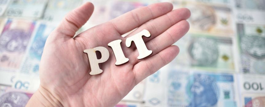 dlon i napis PIT.