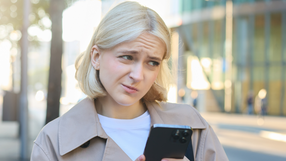 Kobieta czytająca wiadomość na telefonie