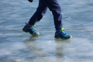 dziecko spaceruje po lodzie