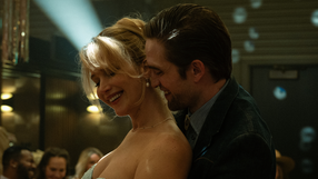 Jennifer Lawrence i Robert Pattison w filmie "Zgiń kochanie"