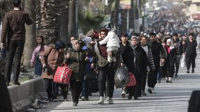 Mieszkańcy uciekają z kurdyjskiej dzielnicy Ashrafieh w Aleppo, 7 stycznia 2026 r.