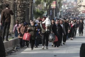 Mieszkańcy uciekają z kurdyjskiej dzielnicy Ashrafieh w Aleppo, 7 stycznia 2026 r.