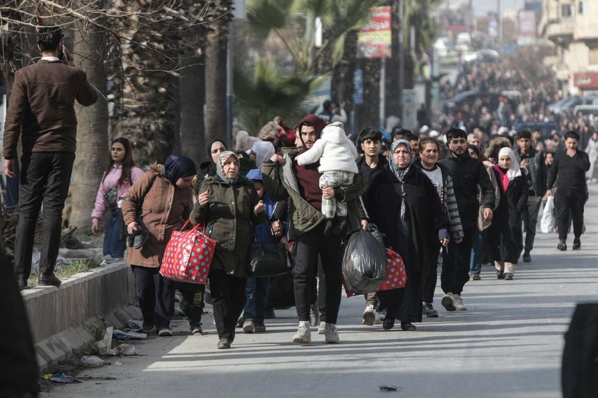 Mieszkańcy uciekają z kurdyjskiej dzielnicy Ashrafieh w Aleppo, 7 stycznia 2026 r.