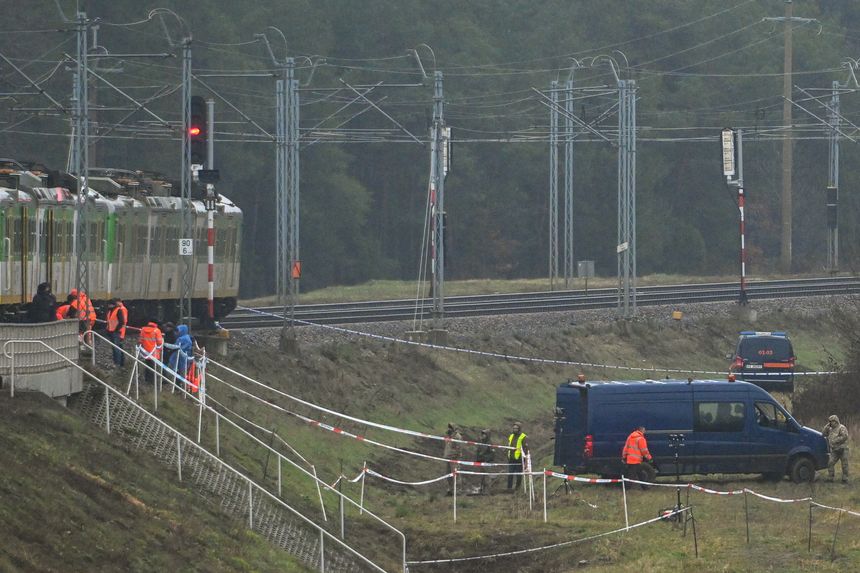 Działania służb przy zniszczonym fragmencie torowiska na trasie Dęblin-Warszawa przy stacji kolejowej Mika