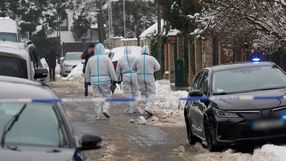  Policja w okolicy domu na warszawskim Targówku, w którym odnaleziono zwłoki dwóch osób