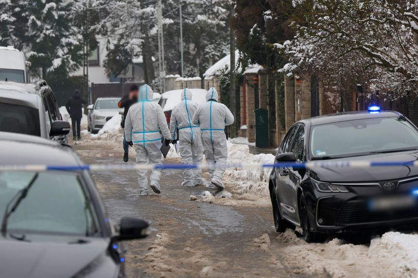  Policja w okolicy domu na warszawskim Targówku, w którym odnaleziono zwłoki dwóch osób