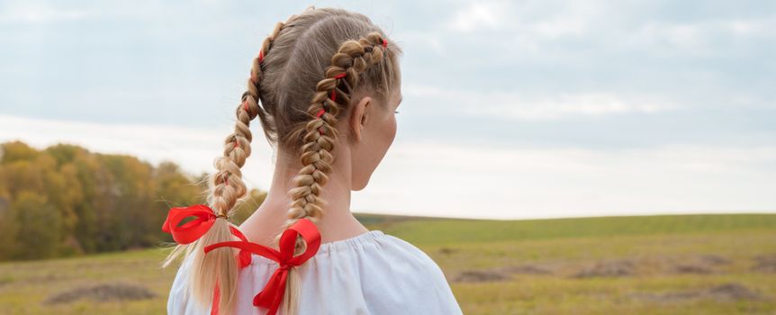 kobieta z warkoczami