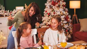 Psycholog podaje 6 zdań, którymi obronisz się przed wścibskimi pytaniami w te święta