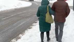 para spaceruje chodnikiem 