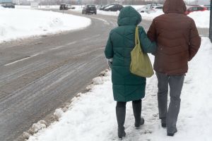 para spaceruje chodnikiem 