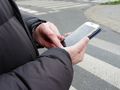 Pieszy na pasach z telefonem w reku