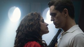 Kadr z serialu Netflixa "Berlin i dama z gronostajem"