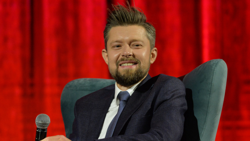 Polacy czytają jego książki na potęgę. Nie uwierzysz, jaki nadano mu tytuł