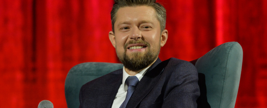 Polacy czytają jego książki na potęgę. Nie uwierzysz, jaki nadano mu tytuł