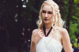blond dziewczyna jak Daenerys