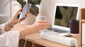 Elektryk tłumaczy, czego nie podłączać do przedłużacza. Wymienił aż 6 urządzeń