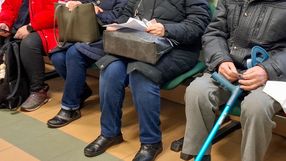 kolejka, seniorzy czekają na wizyte