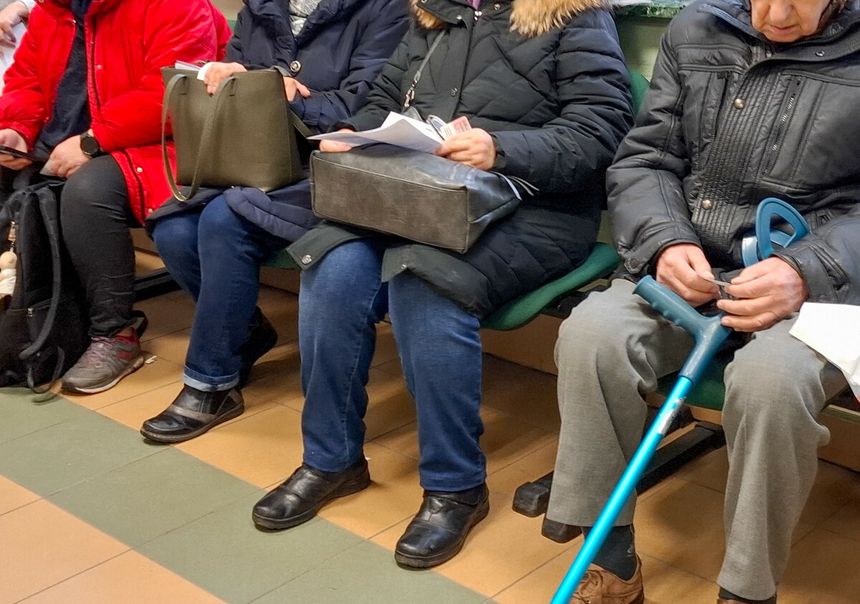 kolejka, seniorzy czekają na wizyte