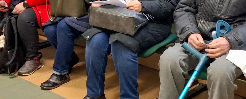 kolejka, seniorzy czekają na wizyte