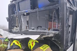 Groźny wypadek na zakopiance. Tir wjechał w autobus