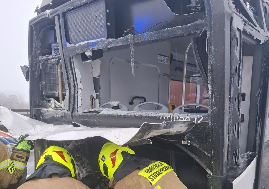 Groźny wypadek na zakopiance. Tir wjechał w autobus