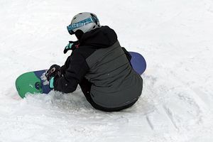 Snowboardzista na stoku narciarskim
