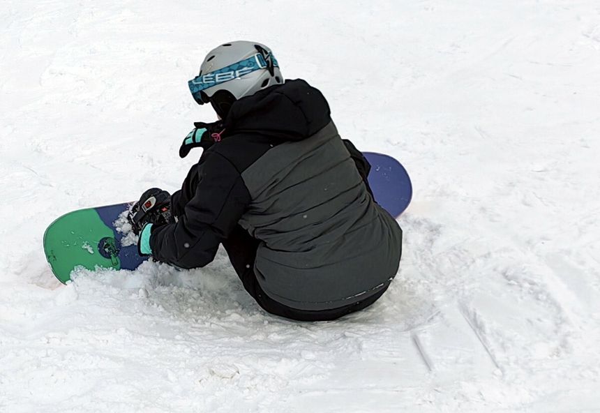 Snowboardzista na stoku narciarskim